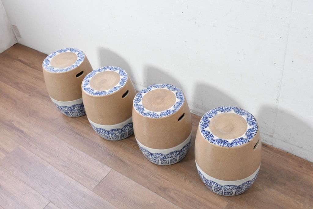 【簡易リペア限定品】　素焼き風の色合いと染付文様が魅力の陶器製コーヒーテーブル・スツール4脚のセット　(R-087355)