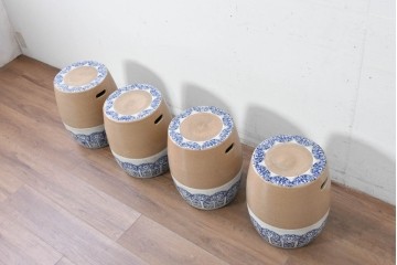 【簡易リペア限定品】　素焼き風の色合いと染付文様が魅力の陶器製コーヒーテーブル・スツール4脚のセット　(R-087355)