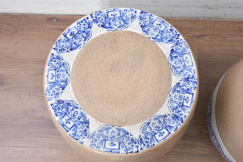 【簡易リペア限定品】　素焼き風の色合いと染付文様が魅力の陶器製コーヒーテーブル・スツール4脚のセット　(R-087355)