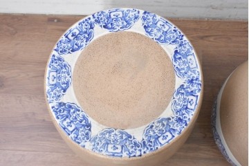 【簡易リペア限定品】　素焼き風の色合いと染付文様が魅力の陶器製コーヒーテーブル・スツール4脚のセット　(R-087355)