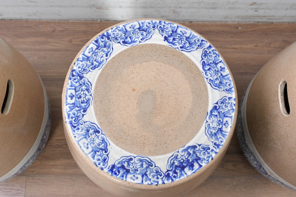 【簡易リペア限定品】　素焼き風の色合いと染付文様が魅力の陶器製コーヒーテーブル・スツール4脚のセット　(R-087355)