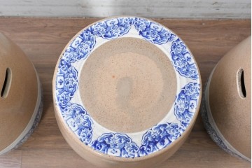 【簡易リペア限定品】　素焼き風の色合いと染付文様が魅力の陶器製コーヒーテーブル・スツール4脚のセット　(R-087355)