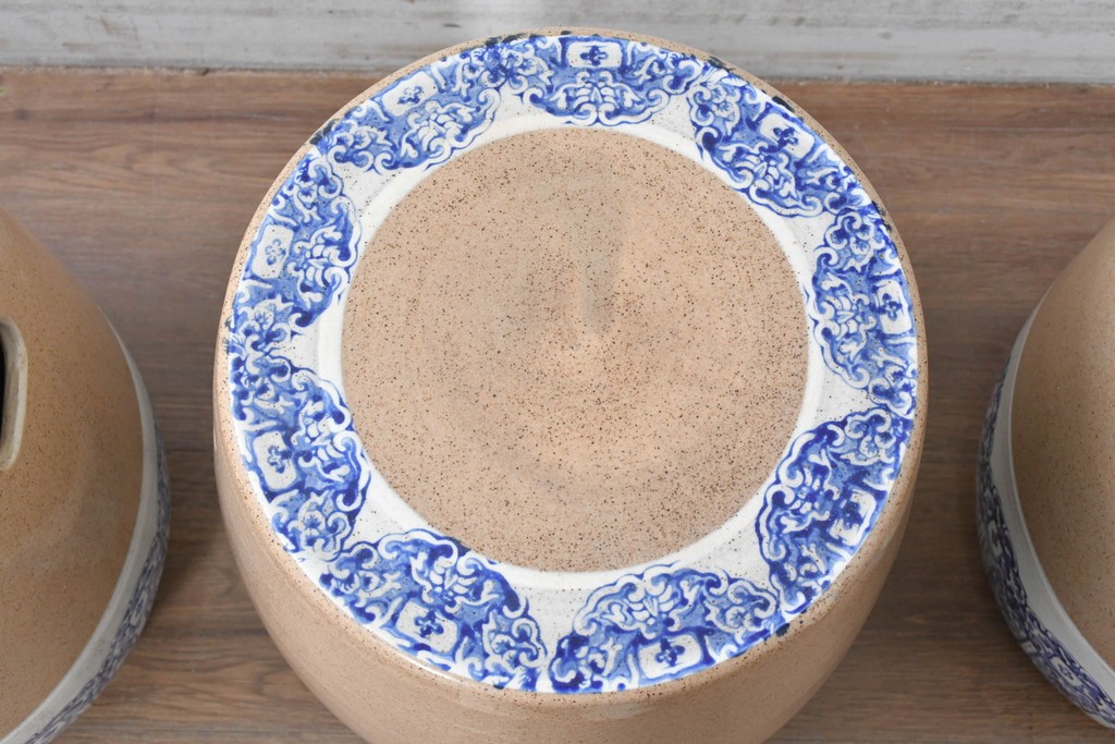 【簡易リペア限定品】　素焼き風の色合いと染付文様が魅力の陶器製コーヒーテーブル・スツール4脚のセット　(R-087355)