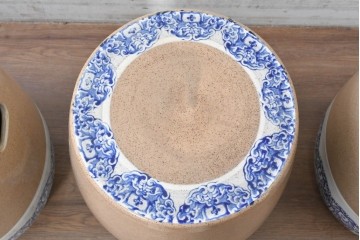 【簡易リペア限定品】　素焼き風の色合いと染付文様が魅力の陶器製コーヒーテーブル・スツール4脚のセット　(R-087355)