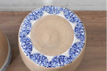 【簡易リペア限定品】　素焼き風の色合いと染付文様が魅力の陶器製コーヒーテーブル・スツール4脚のセット　(R-087355)