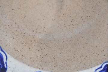 【簡易リペア限定品】　素焼き風の色合いと染付文様が魅力の陶器製コーヒーテーブル・スツール4脚のセット　(R-087355)