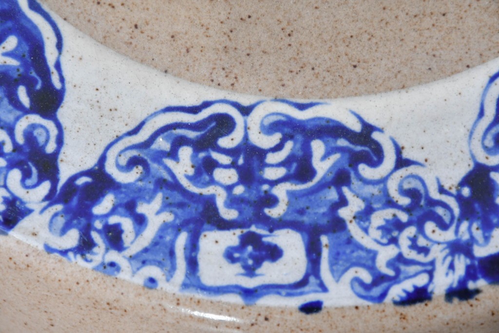 【簡易リペア限定品】　素焼き風の色合いと染付文様が魅力の陶器製コーヒーテーブル・スツール4脚のセット　(R-087355)