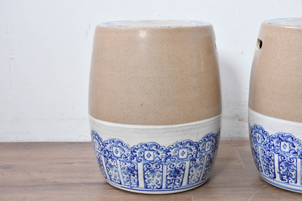 【簡易リペア限定品】　素焼き風の色合いと染付文様が魅力の陶器製コーヒーテーブル・スツール4脚のセット　(R-087355)