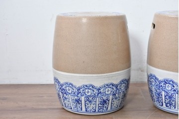 【簡易リペア限定品】　素焼き風の色合いと染付文様が魅力の陶器製コーヒーテーブル・スツール4脚のセット　(R-087355)