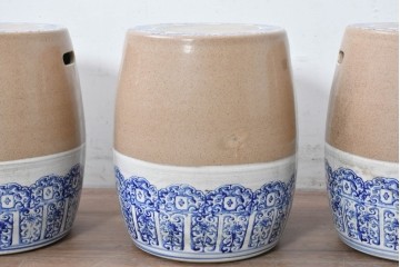 【簡易リペア限定品】　素焼き風の色合いと染付文様が魅力の陶器製コーヒーテーブル・スツール4脚のセット　(R-087355)