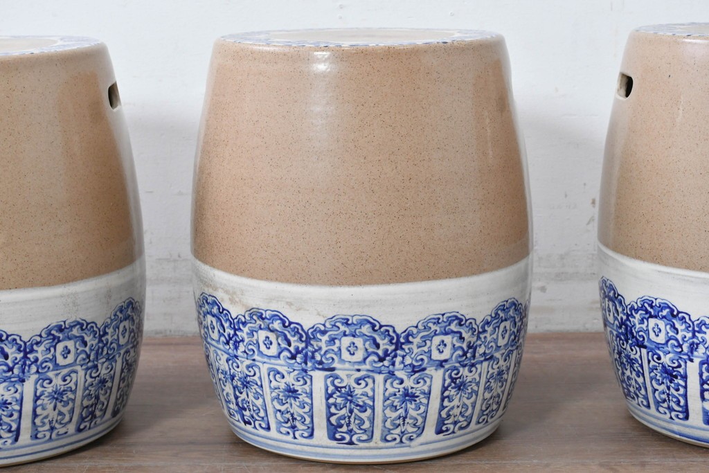 【簡易リペア限定品】　素焼き風の色合いと染付文様が魅力の陶器製コーヒーテーブル・スツール4脚のセット　(R-087355)