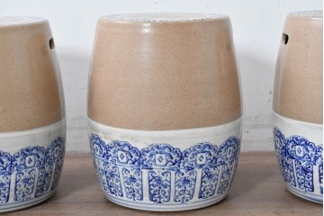 【簡易リペア限定品】　素焼き風の色合いと染付文様が魅力の陶器製コーヒーテーブル・スツール4脚のセット　(R-087355)