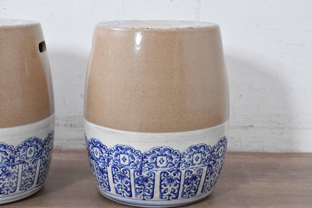 【簡易リペア限定品】　素焼き風の色合いと染付文様が魅力の陶器製コーヒーテーブル・スツール4脚のセット　(R-087355)