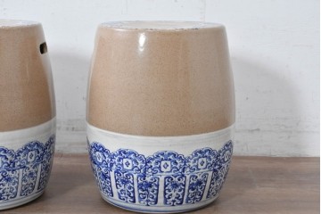 【簡易リペア限定品】　素焼き風の色合いと染付文様が魅力の陶器製コーヒーテーブル・スツール4脚のセット　(R-087355)