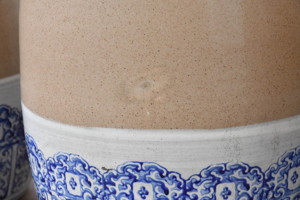 【簡易リペア限定品】　素焼き風の色合いと染付文様が魅力の陶器製コーヒーテーブル・スツール4脚のセット　(R-087355)