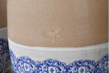 【簡易リペア限定品】　素焼き風の色合いと染付文様が魅力の陶器製コーヒーテーブル・スツール4脚のセット　(R-087355)