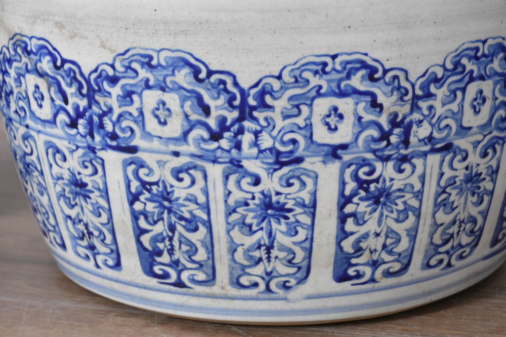 【簡易リペア限定品】　素焼き風の色合いと染付文様が魅力の陶器製コーヒーテーブル・スツール4脚のセット　(R-087355)