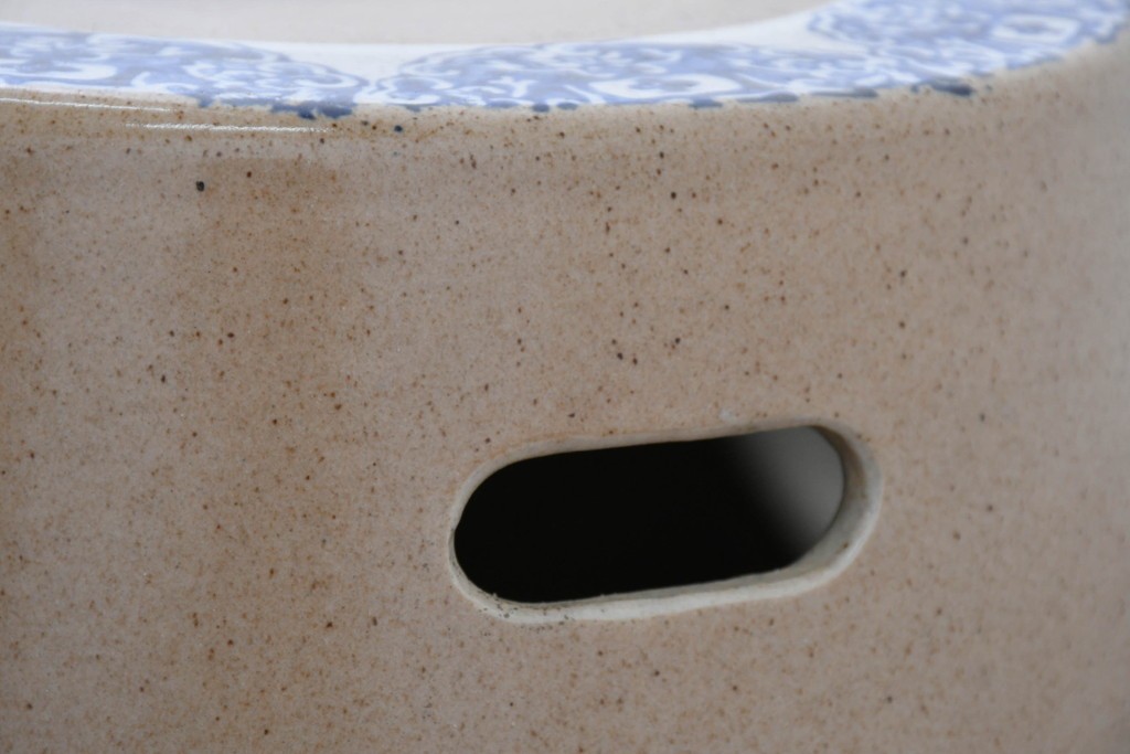 【簡易リペア限定品】　素焼き風の色合いと染付文様が魅力の陶器製コーヒーテーブル・スツール4脚のセット　(R-087355)