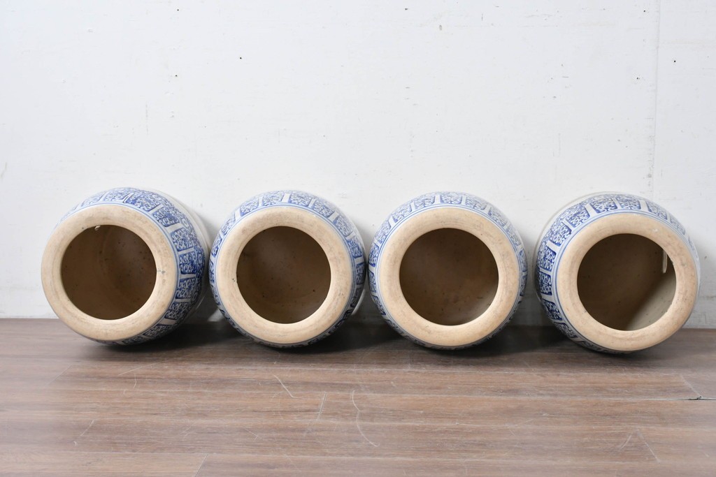 【簡易リペア限定品】　素焼き風の色合いと染付文様が魅力の陶器製コーヒーテーブル・スツール4脚のセット　(R-087355)