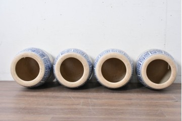 【簡易リペア限定品】　素焼き風の色合いと染付文様が魅力の陶器製コーヒーテーブル・スツール4脚のセット　(R-087355)