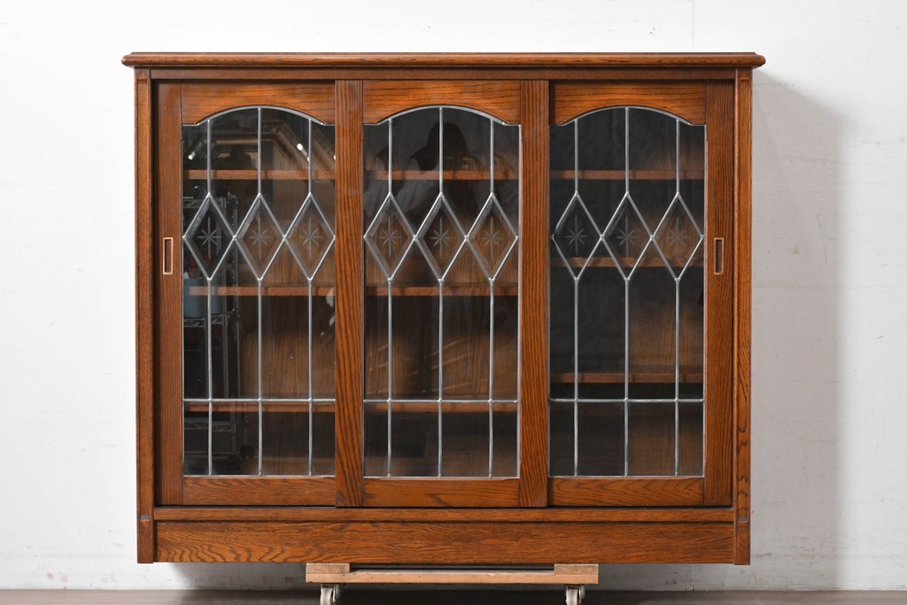 中古　希少な廃番品　三越家具(現カントリーハウス)　Brugge(ブルージュ)　ステンドグラス入り扉のサイドボード　(R-087361)