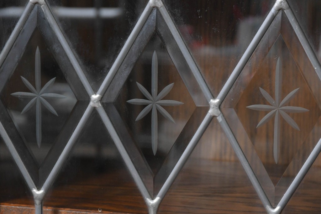 中古　希少な廃番品　三越家具(現カントリーハウス)　Brugge(ブルージュ)　ステンドグラス入り扉のサイドボード　(R-087361)