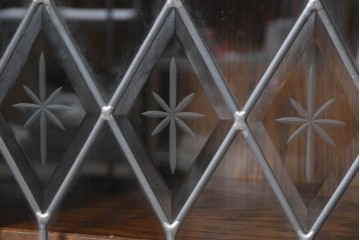 中古　希少な廃番品　三越家具(現カントリーハウス)　Brugge(ブルージュ)　ステンドグラス入り扉のサイドボード　(R-087361)