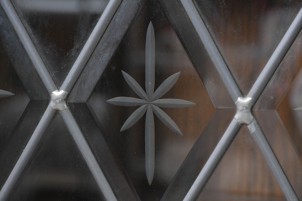 中古　希少な廃番品　三越家具(現カントリーハウス)　Brugge(ブルージュ)　ステンドグラス入り扉のサイドボード　(R-087361)