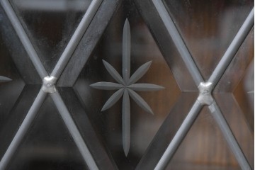 中古　希少な廃番品　三越家具(現カントリーハウス)　Brugge(ブルージュ)　ステンドグラス入り扉のサイドボード　(R-087361)