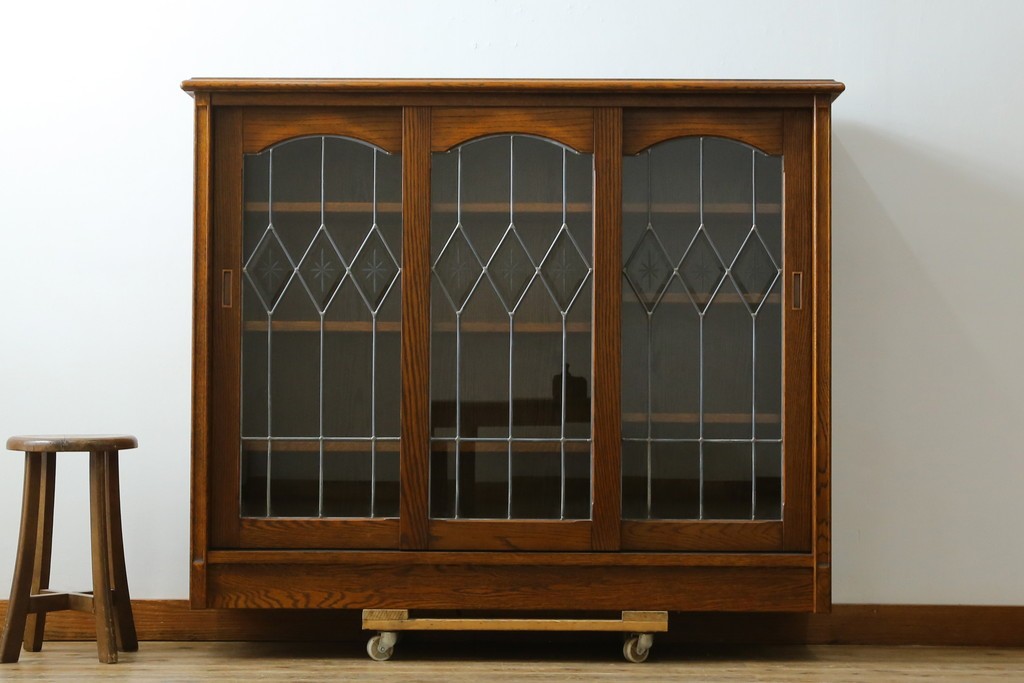 中古　希少な廃番品　三越家具(現カントリーハウス)　Brugge(ブルージュ)　ステンドグラス入り扉のサイドボード　(R-087361)