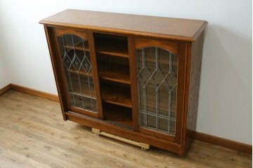 中古　希少な廃番品　三越家具(現カントリーハウス)　Brugge(ブルージュ)　ステンドグラス入り扉のサイドボード　(R-087361)