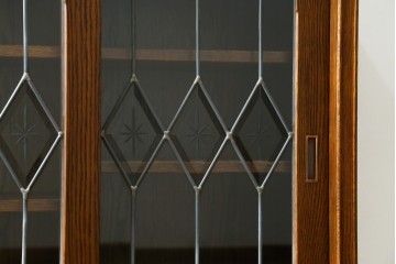 中古　希少な廃番品　三越家具(現カントリーハウス)　Brugge(ブルージュ)　ステンドグラス入り扉のサイドボード　(R-087361)