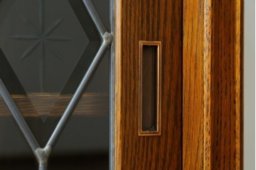 中古　希少な廃番品　三越家具(現カントリーハウス)　Brugge(ブルージュ)　ステンドグラス入り扉のサイドボード　(R-087361)