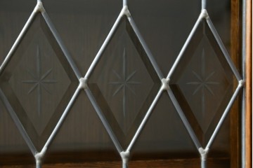 中古　希少な廃番品　三越家具(現カントリーハウス)　Brugge(ブルージュ)　ステンドグラス入り扉のサイドボード　(R-087361)