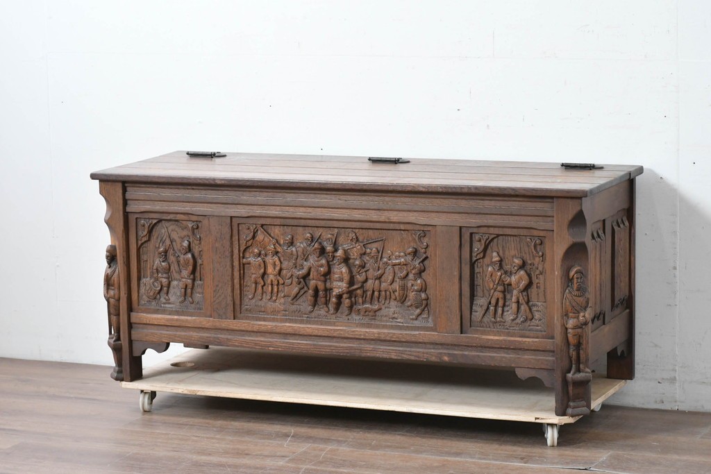 ベルギーヴィンテージ　オーク材　彫刻が印象的なブランケットボックス　(R-087362)