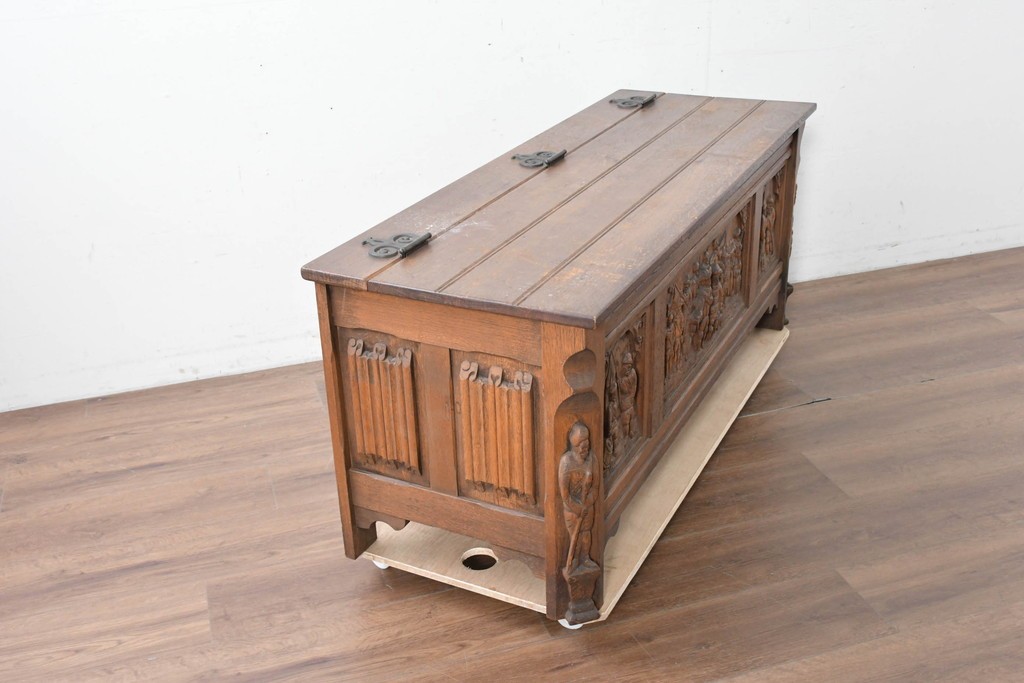 ベルギーヴィンテージ　オーク材　彫刻が印象的なブランケットボックス　(R-087362)