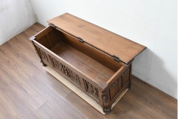 ベルギーヴィンテージ　オーク材　彫刻が印象的なブランケットボックス　(R-087362)