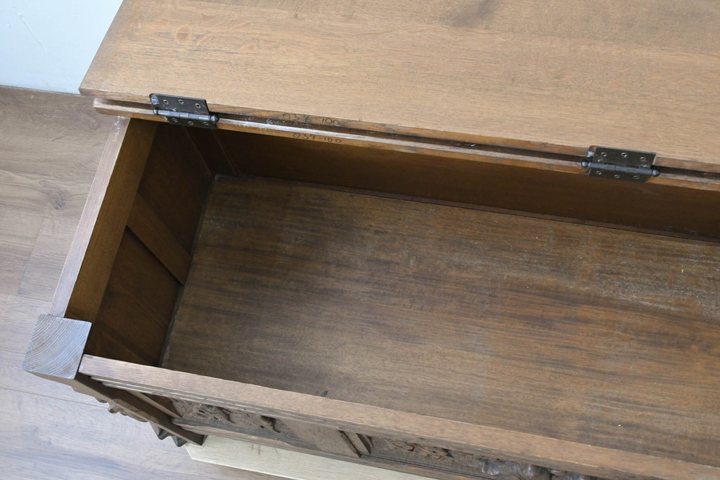 ベルギーヴィンテージ　オーク材　彫刻が印象的なブランケットボックス　(R-087362)