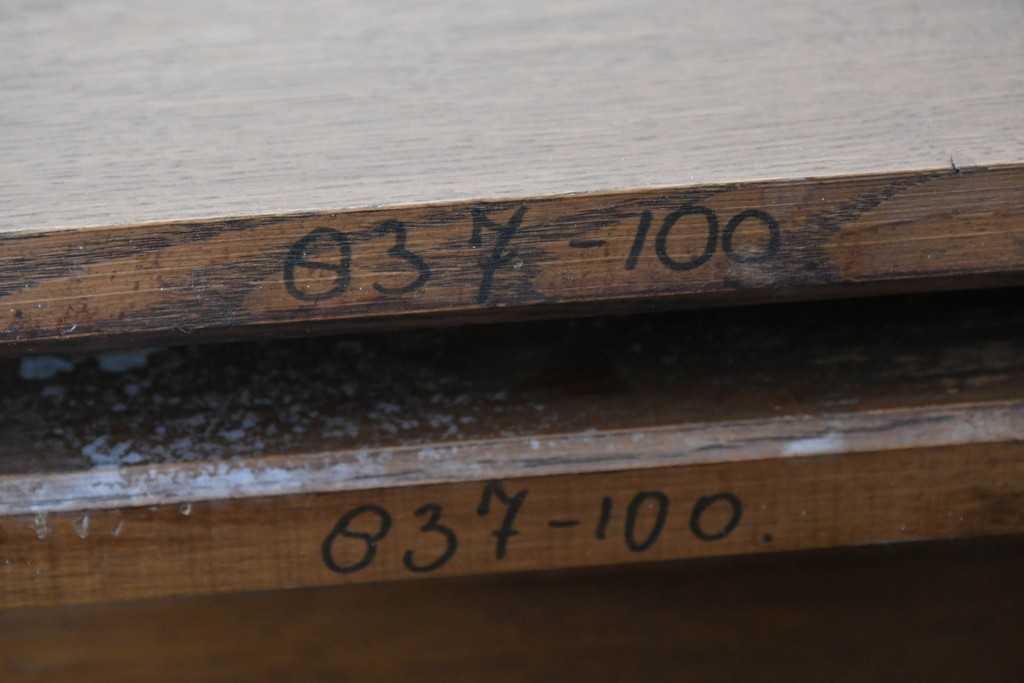 ベルギーヴィンテージ　オーク材　彫刻が印象的なブランケットボックス　(R-087362)