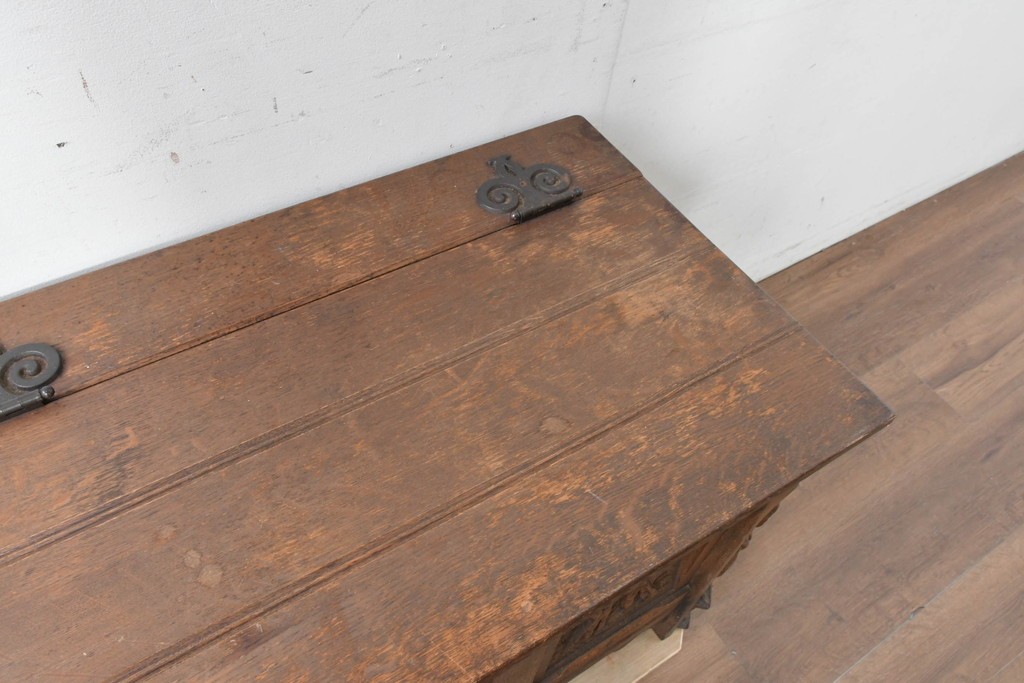 ベルギーヴィンテージ　オーク材　彫刻が印象的なブランケットボックス　(R-087362)