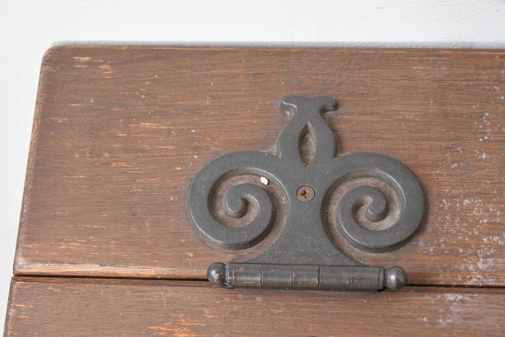 ベルギーヴィンテージ　オーク材　彫刻が印象的なブランケットボックス　(R-087362)