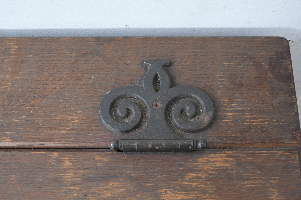 ベルギーヴィンテージ　オーク材　彫刻が印象的なブランケットボックス　(R-087362)