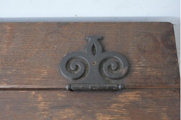 ベルギーヴィンテージ　オーク材　彫刻が印象的なブランケットボックス　(R-087362)