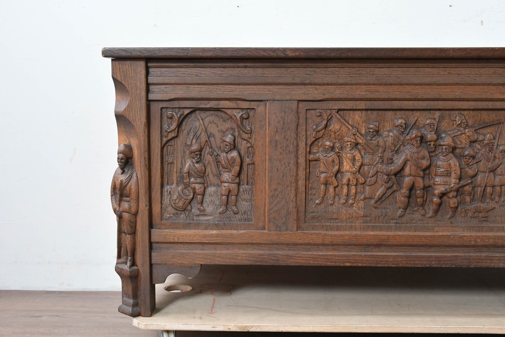 ベルギーヴィンテージ　オーク材　彫刻が印象的なブランケットボックス　(R-087362)