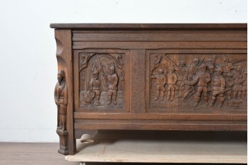ベルギーヴィンテージ　オーク材　彫刻が印象的なブランケットボックス　(R-087362)
