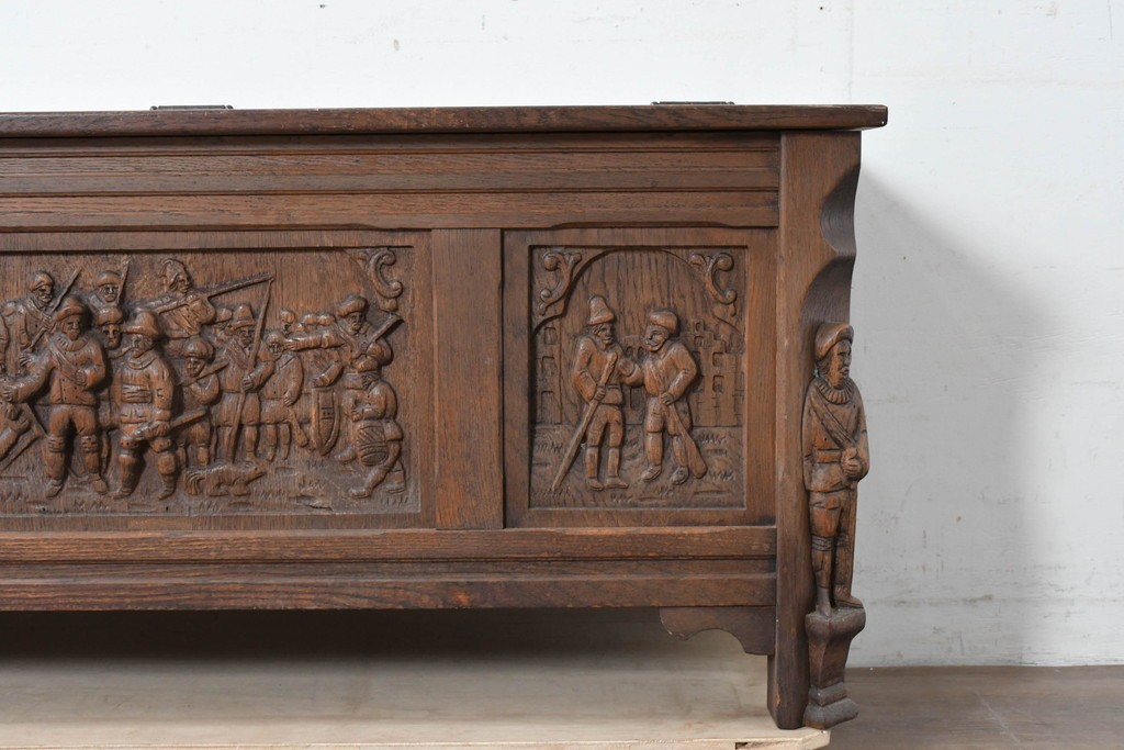 ベルギーヴィンテージ　オーク材　彫刻が印象的なブランケットボックス　(R-087362)