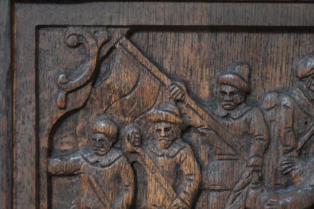 ベルギーヴィンテージ　オーク材　彫刻が印象的なブランケットボックス　(R-087362)