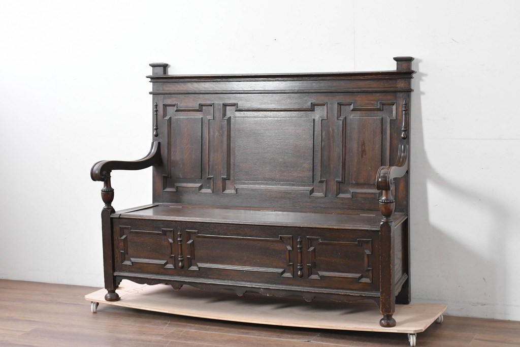 イギリスアンティーク　オーク材　クラシカルで重厚感のある収納付きモンクスベンチ　(R-087363)