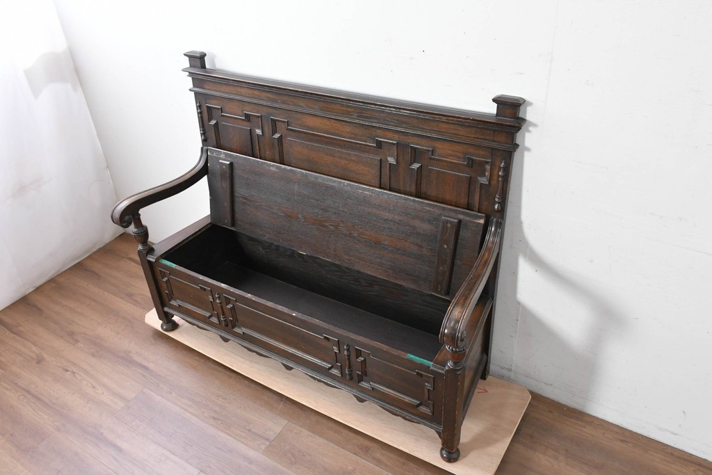 イギリスアンティーク　オーク材　クラシカルで重厚感のある収納付きモンクスベンチ　(R-087363)