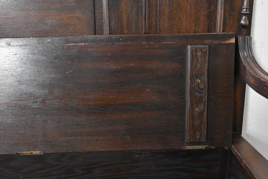 イギリスアンティーク　オーク材　クラシカルで重厚感のある収納付きモンクスベンチ　(R-087363)